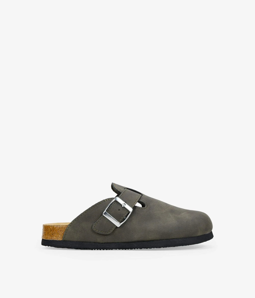 FLAT CLOGS WITH BUCKLE