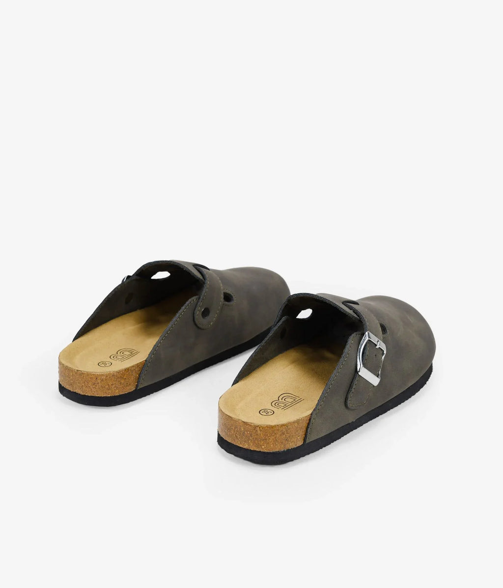 FLAT CLOGS WITH BUCKLE