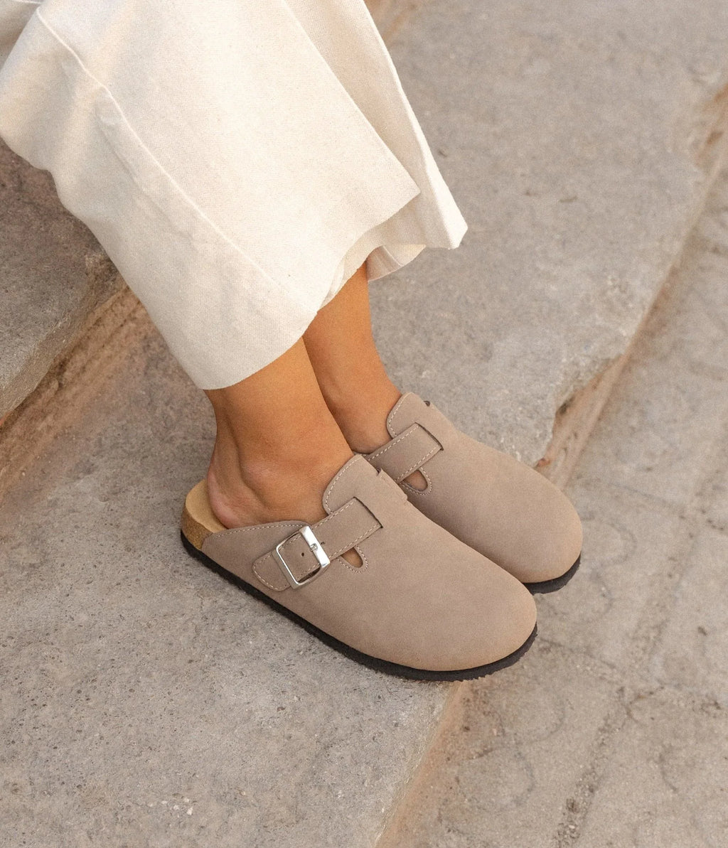 FLAT CLOGS WITH BUCKLE